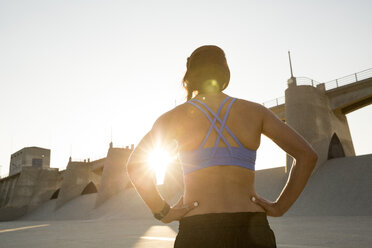 Weibliche Athletin bei Sonnenuntergang, Van Nuys, Kalifornien, USA - ISF09294