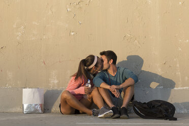 Paar küsst sich vor einer Betonwand - ISF09299