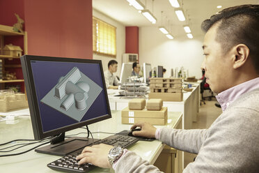 Männlicher Techniker arbeitet am Computer in einer Druck- und Verpackungsfabrik, China - ISF09322