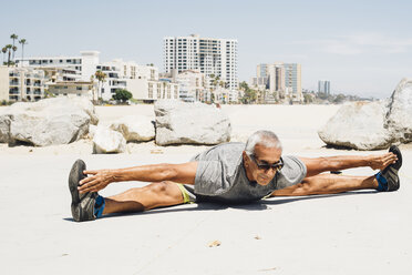 Älterer Mann, der am Strand trainiert und sich dehnt, Long Beach, Kalifornien, USA - ISF09325