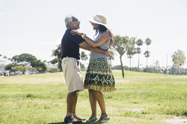 Älteres Paar tanzt im Freien, Long Beach, Kalifornien, USA - ISF09330