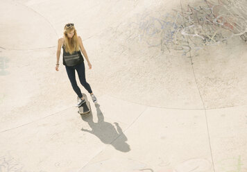 Hohe Winkel der jungen weiblichen Skateboarderin Skateboarding in Skatepark - CUF23169