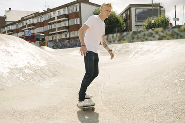 Junger männlicher Skateboarder auf dem Skateboard im Skatepark - CUF23170