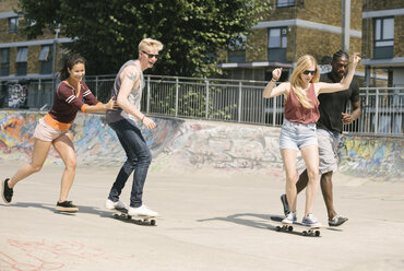 Für erwachsene Freunde, die im Skatepark Skateboard fahren lernen - CUF23176