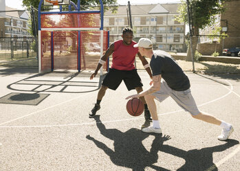 Zwei männliche Basketballspieler beim Training auf dem Basketballplatz - CUF23180