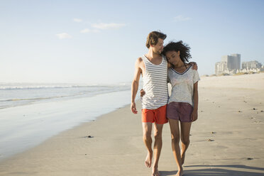 Romantisches junges Paar schlendert am Strand, Kapstadt, Westkap, Südafrika - CUF23195