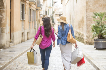 Frauen mit Einkaufstaschen auf der Straße, Palma de Mallorca, Spanien - CUF23227