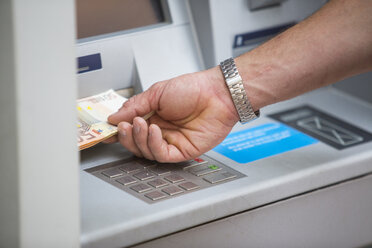 Man withdrawing cash from cash machine - CUF23231