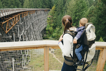 Junge Frau mit Sohn auf dem Rücken, Rückansicht, Kinsol Trestle Bridge, British Columbia, Kanada - CUF23237