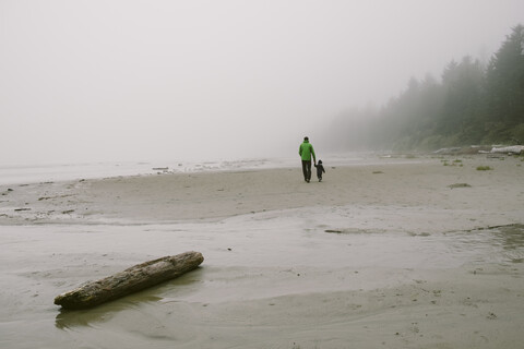 Vater und Sohn gehen am Strand spazieren, Rückansicht, Long Beach, Vancouver Island, British Columbia, Kanada, lizenzfreies Stockfoto