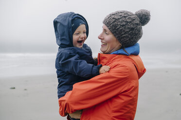 Porträt einer Mutter mit lächelndem Sohn, Long Beach, Vancouver Island, British Columbia, Kanada - CUF23241