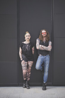 Porträt eines Punk-Hippie-Paares, das sich an die Wand lehnt - CUF23252