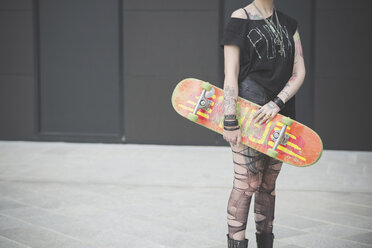 Ausgeschnittene Aufnahme eines jungen weiblichen Punks mit Skateboard - CUF23255