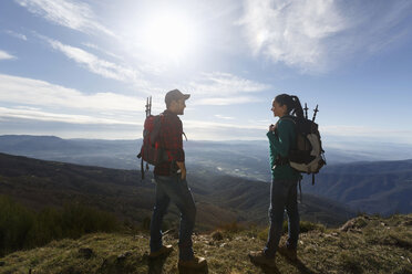 Wanderer genießen die Aussicht von der Bergkuppe, Montseny, Barcelona, Katalonien, Spanien - CUF23289