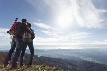 Wanderer genießen die Aussicht von der Bergkuppe, Montseny, Barcelona, Katalonien, Spanien - CUF23290