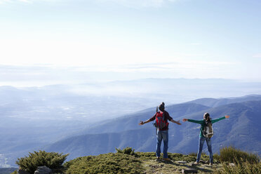 Wanderer genießen die Aussicht von der Bergkuppe, Montseny, Barcelona, Katalonien, Spanien - CUF23293