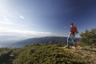 Wanderer genießt die Aussicht von der Bergkuppe, Montseny, Barcelona, Katalonien, Spanien - CUF23294