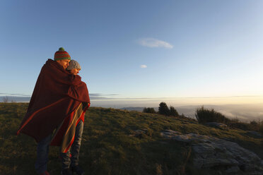Paar genießt die Aussicht von der Bergspitze, Montseny, Barcelona, Katalonien, Spanien - CUF23300