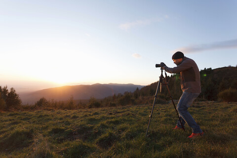 Wanderer fotografiert von einem Berggipfel aus, Montseny, Barcelona, Katalonien, Spanien, lizenzfreies Stockfoto