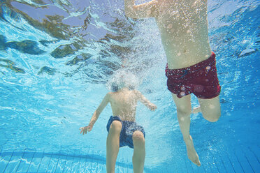 Unterwasseransicht von zwei Brüdern beim Schwimmen im Schwimmbad - CUF23327