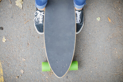 Nahaufnahme der Füße neben dem Skateboard - ZEF15599