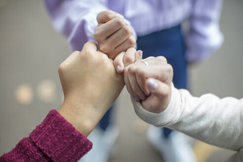 Nahaufnahme von Teenagermädchen, die sich ein Versprechen auf die Hand geben - ZEF15602