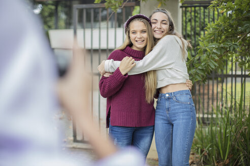 Teenager-Mädchen, das ein Foto von ihren glücklichen Freunden im Freien macht - ZEF15605
