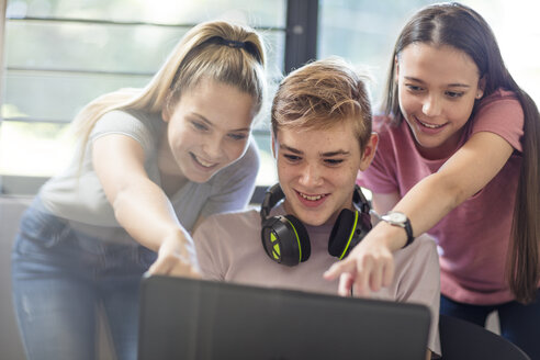Teenager-Mädchen beobachten Jungen mit Laptop - ZEF15625