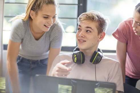 Teenager-Mädchen im Gespräch mit Junge mit Laptop - ZEF15626