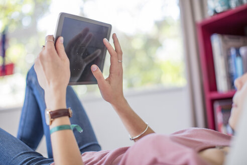 Teenager-Mädchen auf dem Bett liegend mit Tablet - ZEF15630