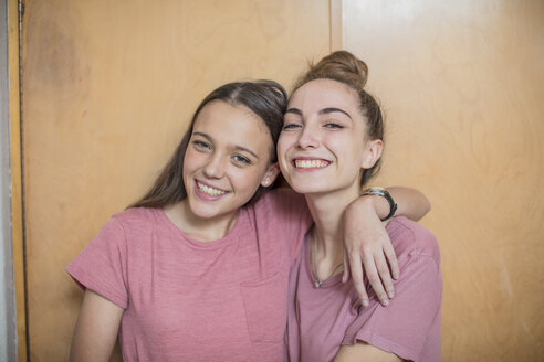 Porträt von zwei lächelnden Teenager-Mädchen, die sich umarmen - ZEF15634