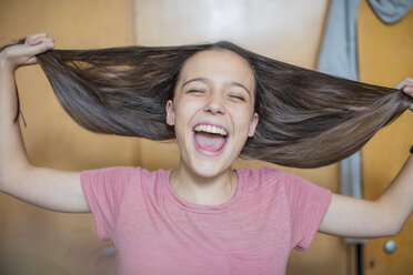 Porträt eines unbekümmerten Teenagers, der mit seinem Haar spielt - ZEF15636