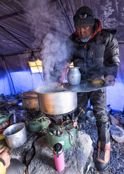 Nepal, Solo Khumbu, Everest, Sagamartha National Park, Mann kocht Wasser im Zelt - ALRF01229