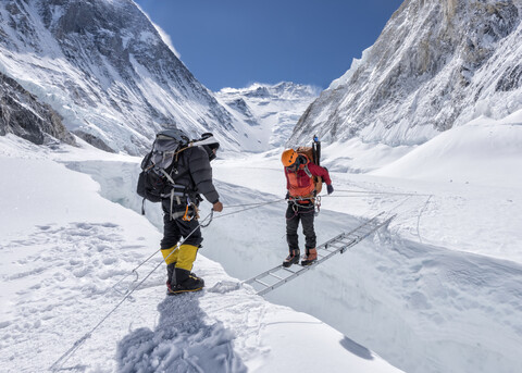 Nepal, Solo Khumbu, Everest, Sagamartha-Nationalpark, Bergsteiger überqueren Eisfall bei Western Cwm, lizenzfreies Stockfoto