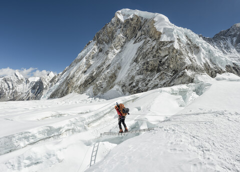 Nepal, Solo Khumbu, Everest, Sagamartha National Park, Mountaineer crossing icefall at Western Cwm stock photo