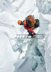 Nepal, Solo Khumbu, Everest, Sagamartha-Nationalpark, Bergsteiger überqueren Eisfall bei Western Cwm - ALRF01236