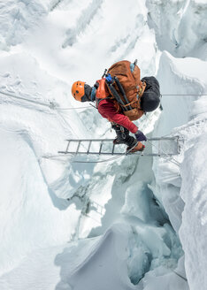 Nepal, Solo Khumbu, Everest, Sagamartha National Park, Mountaineer crossing icefall at Western Cwm - ALRF01236