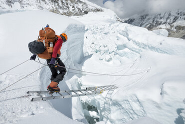 Nepal, Solo Khumbu, Everest, Sagamartha-Nationalpark, Bergsteiger überqueren Eisfall bei Western Cwm - ALRF01238