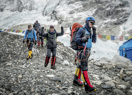 Nepal, Solo Khumbu, Everest, Sagamartha National Park, Bergsteiger bei der Ankunft im Basislager - ALRF01240
