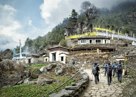 Nepal, Solo Khumbu, Everest, Sagamartha-Nationalpark, Gruppe von Menschen, die den Nationalpark besuchen - ALRF01245