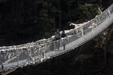 Nepal, Solo Khumbu, Everest, Sagamartha National Park, Zwei Personen überqueren Hängebrücke - ALRF01246