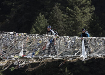 Nepal, Solo Khumbu, Everest, Sagamartha National Park, Zwei Personen überqueren Hängebrücke - ALRF01247