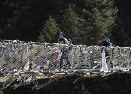 Nepal, Solo Khumbu, Everest, Sagamartha National Park, Zwei Personen überqueren Hängebrücke - ALRF01247