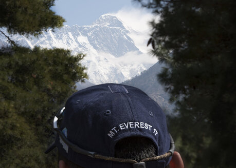 Nepal, Solo Khumbu, Everest, Sagamartha National Park, Mann mit Blick auf die Aussicht, trägt Mütze mit Mt. Everest Schriftzug - ALRF01248