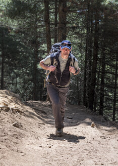 Nepal, Solo Khumbu, Everest, Sagamartha National Park, Bergsteigen mit Rucksack - ALRF01249