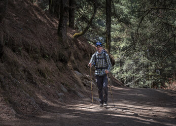 Nepal, Solo Khumbu, Everest, Sagamartha National Park, Bergsteigen mit Rucksack - ALRF01250