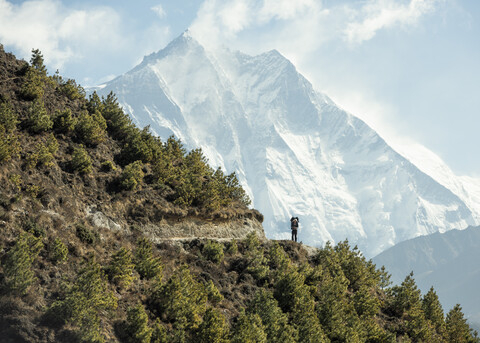 Nepal, Solo Khumbu, Everest, Sagamartha-Nationalpark, Mann schaut auf den Mount Everest, lizenzfreies Stockfoto