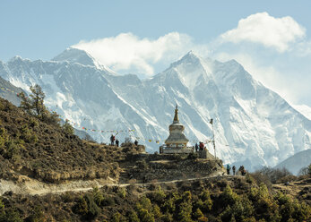 Nepal, Solo Khumbu, Everest, Sagamartha National Park, Menschen besuchen Stupa - ALRF01252