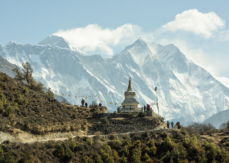 Nepal, Solo Khumbu, Everest, Sagamartha National Park, People visiting stupa - ALRF01252