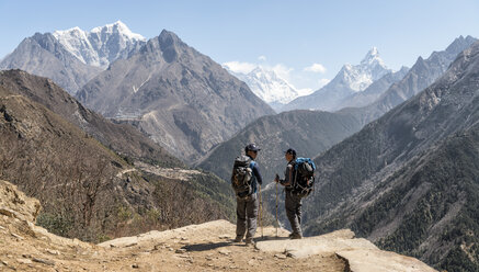 Nepal, Solo Khumbu, Everest, Sagamartha National Park, Maountaineers looking at Mount Everest - ALRF01253